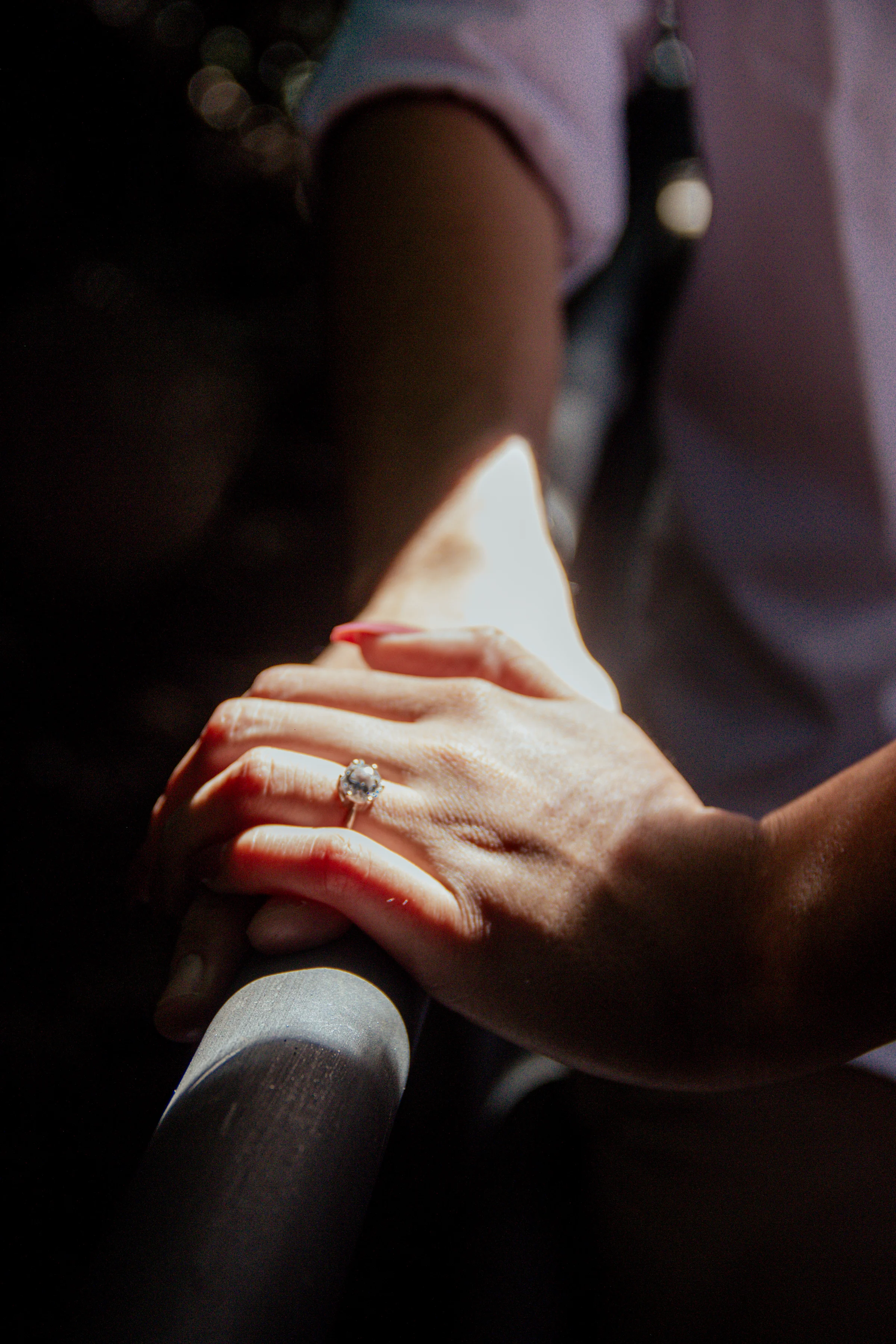 Mãos de Guilherme e Taine apoiadas uma na outra.